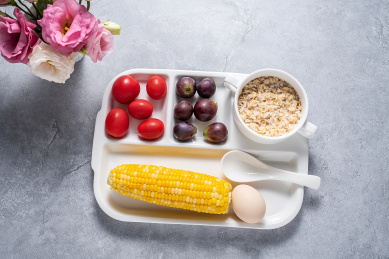 一盘精心搭配营养均衡的早餐      