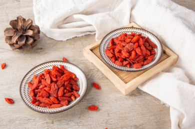 木纹桌面上那碟子里面的干枸杞