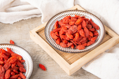 木纹桌面上那碟子里面的干枸杞