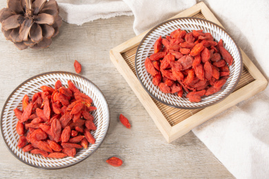 木纹桌面上那碟子里面的干枸杞