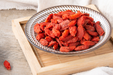 木纹桌面上那碟子里面的干枸杞