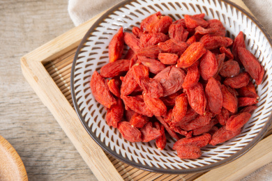 木纹桌面上那碟子里面的干枸杞