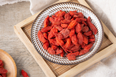 木纹桌面上那碟子里面的干枸杞