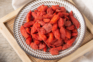 木纹桌面上那碟子里面的干枸杞