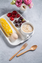 一盘精心搭配营养均衡的早餐      