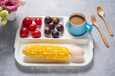 一盘精心搭配营养均衡的早餐     