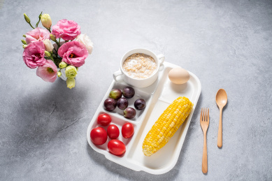 一盘精心搭配营养均衡的早餐      