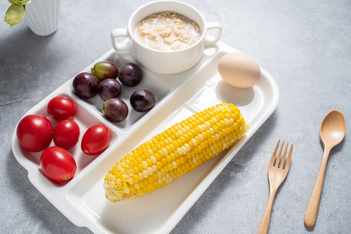 一盘精心搭配营养均衡的早餐      