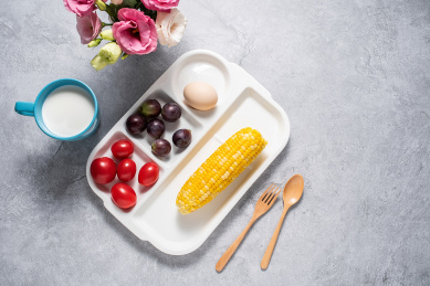 一盘精心搭配营养均衡的早餐      