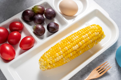 一盘精心搭配营养均衡的早餐      