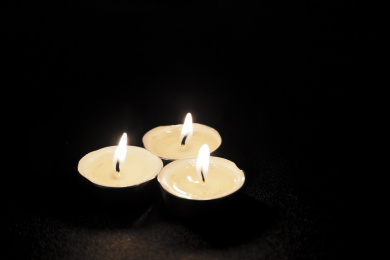 祈祷图片蜡烛逝者黑白图片