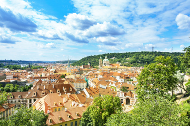 捷克首都布拉格老城区红色屋顶的建筑群