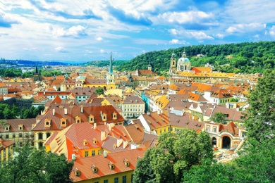 捷克首都布拉格老城区红色屋顶的建筑群