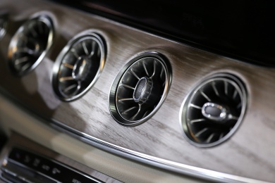 轿车车厢内的空调出风口内饰