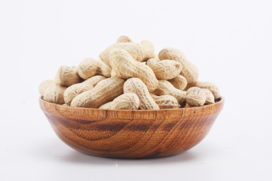 圆润饱满的花生放在白色桌面上