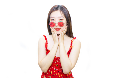 一个中国美女站在白色背景下戴着西瓜的眼镜