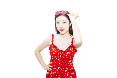 一个中国美女站在白色背景下戴着西瓜的眼镜
