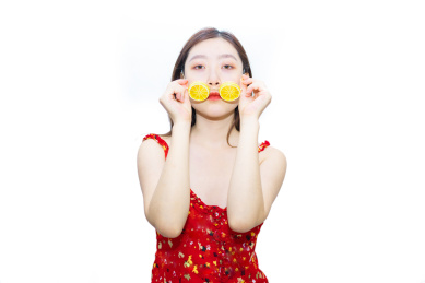 一个中国美女站在白色背景下戴着柠檬的眼睛