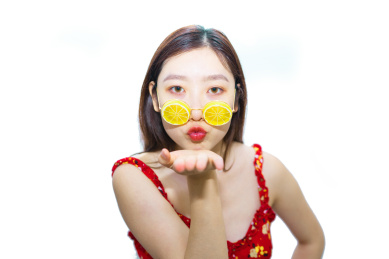 一个中国美女站在白色背景下戴着柠檬的眼睛