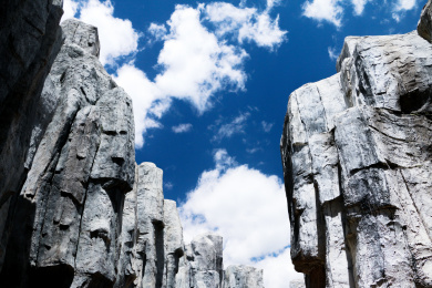 晴朗的天空映照着坚硬的石山