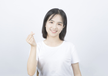 高清无背景短发女生比心表情