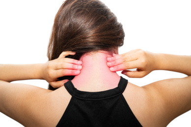 一个亚洲人抚摸着自己疼痛的颈椎脖子