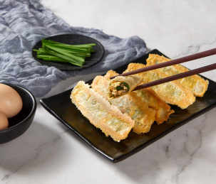 黑色盘子里金黄外皮的韭菜鸡蛋锅贴