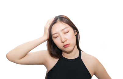 一个亚洲女人摸着自己的疼痛头痛头疼的脑袋,感觉很难受很烦躁