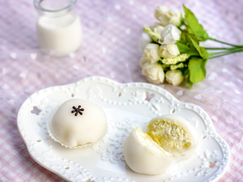 雪媚娘蛋糕早餐牛奶盘子特写