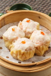 笼屉装的虾绒烧麦摆放在餐垫上