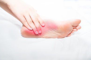 一个摸着挠着自己瘙痒疼痛痒痒红肿的脚气脚的人