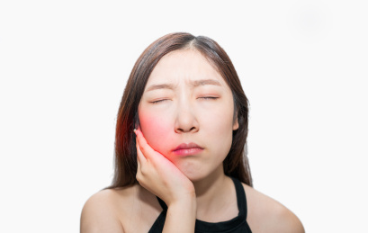 一个亚洲中国人摸着自己神经疼痛酸痛的牙周炎的牙齿