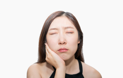 一个亚洲中国人摸着自己神经疼痛酸痛的牙周炎的牙齿