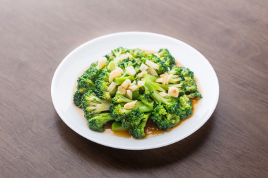 白瓷盘里鲜美的鲍汁干捞西兰花