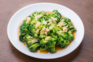 白瓷盘里鲜美的鲍汁干捞西兰花