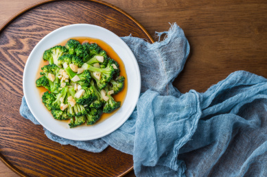 白瓷盘里鲜美的鲍汁干捞西兰花