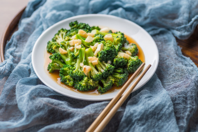 白瓷盘里鲜美的鲍汁干捞西兰花