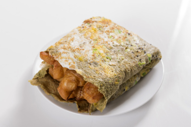 天津传统小吃由绿豆面鸡蛋油条制成的煎饼果子