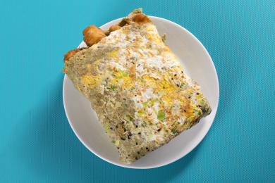 天津传统小吃由绿豆面鸡蛋油条制成的煎饼果子