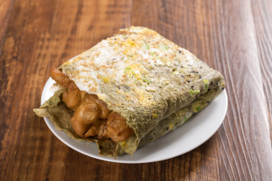 天津传统小吃由绿豆面鸡蛋油条制成的煎饼果子