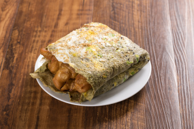 天津传统小吃由绿豆面鸡蛋油条制成的煎饼果子