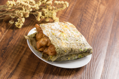 天津传统小吃由绿豆面鸡蛋油条制成的煎饼果子