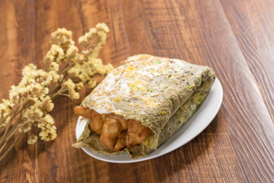 天津传统小吃由绿豆面鸡蛋油条制成的煎饼果子