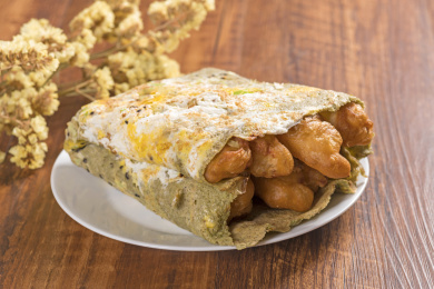天津传统小吃由绿豆面鸡蛋油条制成的煎饼果子