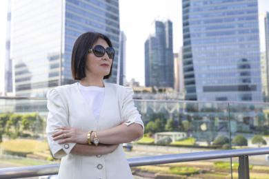 站在中央商务区户外充满自信的女商人半身像
