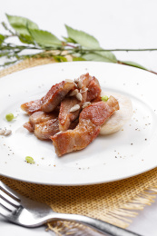 铁板煎牛腹肉摆放在草垫上