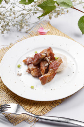 铁板煎牛腹肉摆放在草垫上