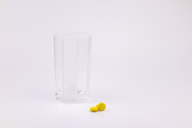 白色背景中放着的医疗药品和杯子