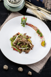 白色圆瓷盘装的湘味小炒肉