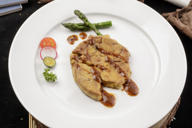 白色圆形瓷盘装的香煎法式鹅肝